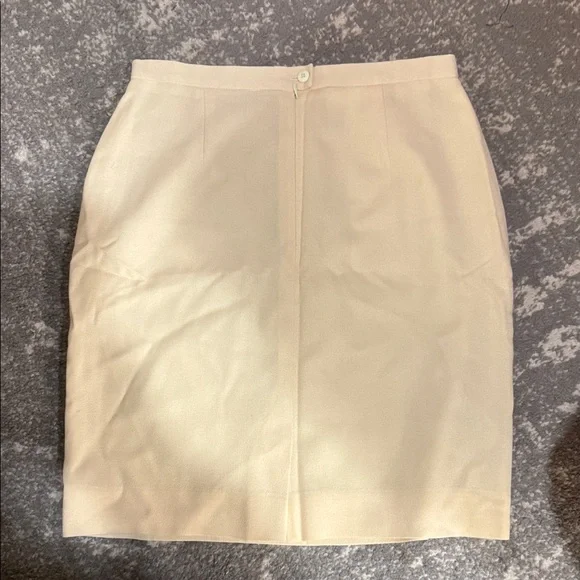 Chic Women's Cream Suit Jacket and skirt - Picture 4 of 7